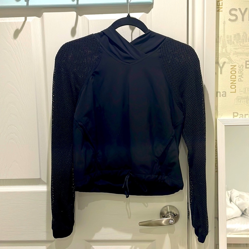 This is a almost brand new Lululemon workout top! Only worn 2 times.